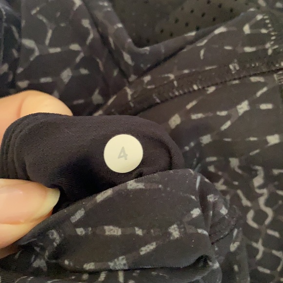 Lululemon Crops Size 4 HR with Mesh Details - Picture 4 of 8